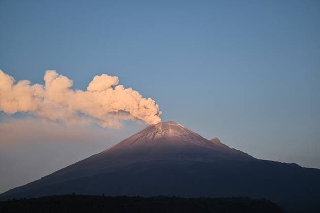 (230526) -- PUEBLA, May 26, 2023 -- This photo taken on May 25, 2023 shows a view of the Popocatepetl volcano observed from the state of Puebla, Mexico. ) MEXICO-PUEBLA-VOLCANO-POPOCATEPETL XinxYuewei 