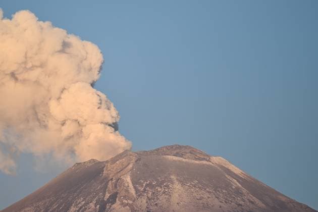(230526) -- PUEBLA, May 26, 2023 -- This photo taken on May 25, 2023 shows a view of the Popocatepetl volcano observed from the state of Puebla, Mexico. ) MEXICO-PUEBLA-VOLCANO-POPOCATEPETL XinxYuewei 