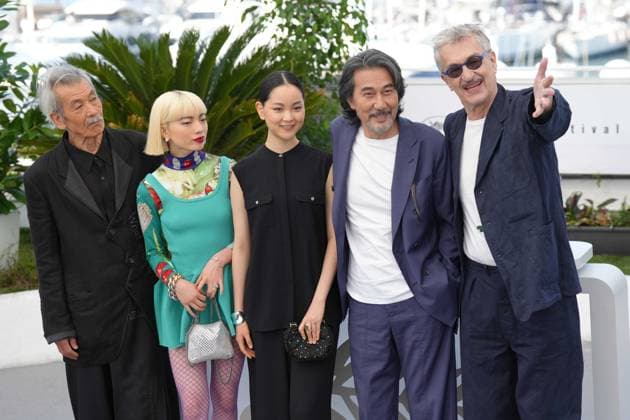 Min Tanaka - Aoi Yamada - Arisa Nakano - KÅji Yakusho - Wim Wenders CELEBRITES : 76 eme festival de Cannes - Red Carpet du film Â« Perfect Days Â» - Cannes - 26 05 2023 NorbertScanella Panoramic 