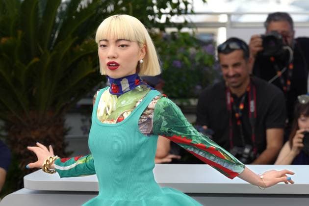 Aoi Yamada CELEBRITES : 76 eme festival de Cannes - Red Carpet du film Â« Perfect Days Â» - Cannes - 26 05 2023 NorbertScanella Panoramic 