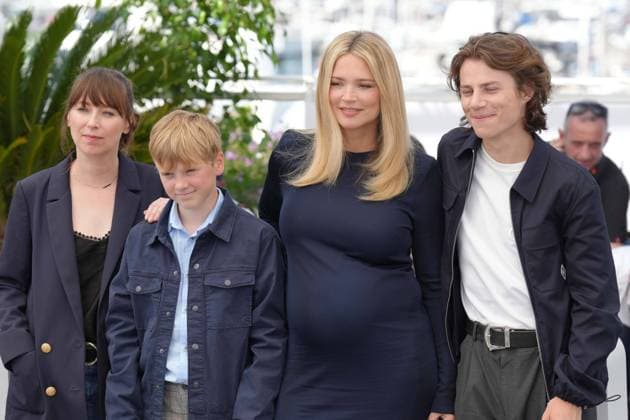 Delphine Deloget - Alexis Tonetti - Virginie Efira - FÃ lix Lefebvre CELEBRITES : 76 eme festival de Cannes - Red Carpet du film Â« Rien A Perdre Â» - Cannes - 26 05 2023 NorbertScanella Panoramic 