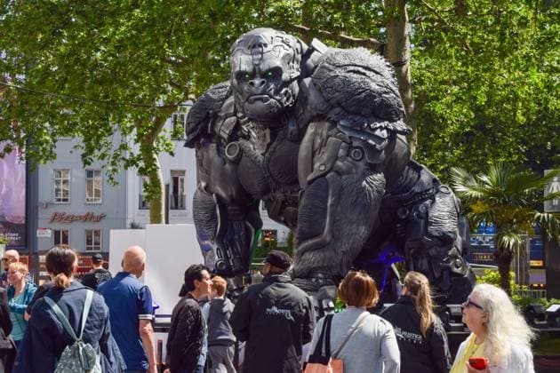 Bilder des Jahres 2023, News 05 Mai News Themen der Woche KW21 News Bilder des Tages May 26, 2023, London, England, United Kingdom: Crowds gather around the statue of Optimus Primal. Huge Transformers have been installed in Leicester Square ahead of the premiere of the next film in the series, Transformers: Rise of the Beasts. London United Kingdom - ZUMAv130 20230526_zip_v130_011 Copyright: xVukxValcicx