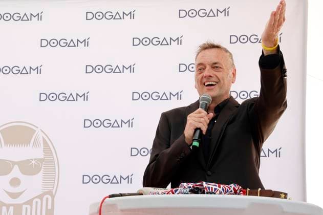 Toby Rose presenting the Palm Dog Award 2023 to dog Bijou at the Festival de Cannes 2023 76 Cannes International Film Festival Cannes, 26 05 2023. Foto:xD.xBedrosianx xFuturexImage