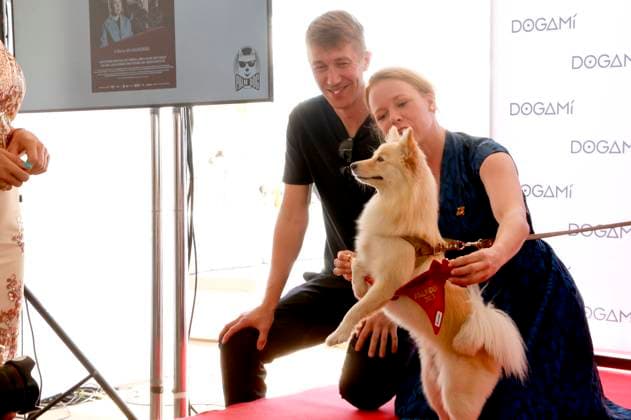 Jussi Vatanen and Alma Pöysti at the presentation of the Palm Dog Award 2023 to film dog Bijou at the Festival de Cannes 2023 76 Cannes International Film Festival Cannes, 26 05 2023. Foto:xD.xBedrosianx xFuturexImage