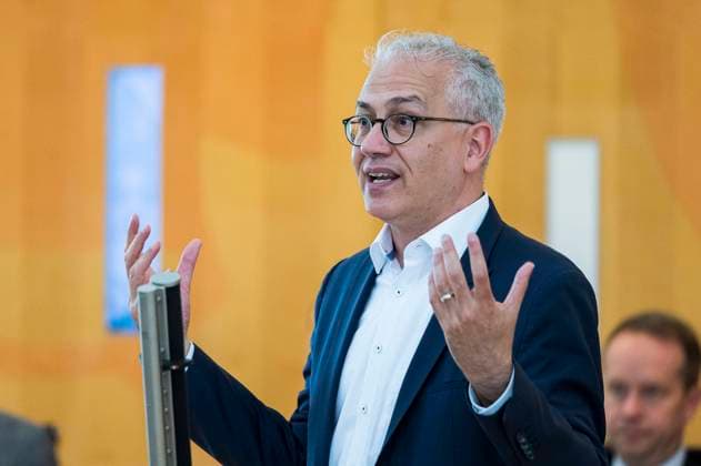 Plenarsitzung Hessischer Landtag 25.05.2023 Wiesbaden x1x Die Plenarsitzung in Hessischen Landtag. Tarek Al-Wazir (Bündnis 90 Die Grünen ,Hessischer Minister für Wirtschaft, Energie, Verkehr und Wohnen und Stellvertreter des Hessischen Ministerpräsidenten). Wiesbaden Wiesbaden Hessen Germany *** Plenary Session Hessian Parliament 25 05 2023 Wiesbaden x1x The Plenary Session in Hessian Parliament Tarek Al Wazir Bündnis 90 Die Grünen ,Hessian Minister for Economic Affairs, Energy, Transport and Housing and Deputy Prime Minister of Hesse Wiesbaden Wiesbaden Hesse Germany