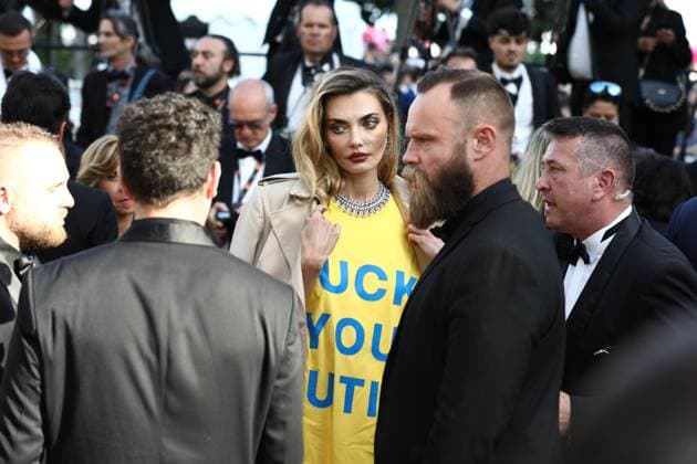 Bilder des Jahres 2023, Entertainment 05 Mai Entertainment Themen der Woche KW21 May 26, 2023, Cannes, Cote d Azur, France: Security agents forbid ALINA BAIKOVA to show her Fuck You Putin t-shirt as she was meant to attend the screening of The Old Oak during the 76th Annual Cannes Film Festival at Palais des Festivals on May 26, 2023 in Cannes, France Cannes France - ZUMAc179 20230526_zep_c179_061 Copyright: xMickaelxChavetx