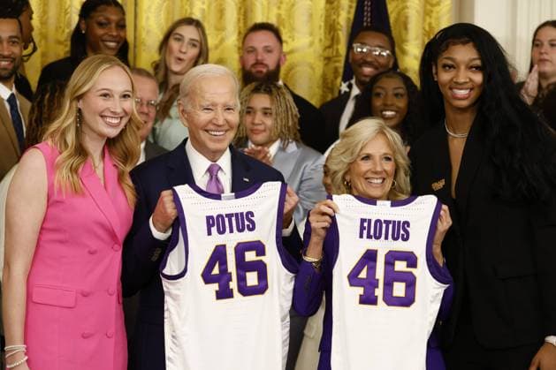 Bilder des Jahres 2023, News 05 Mai News Themen der Woche KW21 News Bilder des Tages President Joe Biden and first lady Jill Biden display their jerseys during an event with the Louisiana State University (LSU) women s basketball team in the East Room at the White House in Washington, DC on Friday, May 26, 2023. The event is celebrating the LSU Tigers winning the 2022-2023 NCAA championship. Tigers Angel Reese is at right and Emily Ward at left.  WASP20230526102 SamuelxCorum