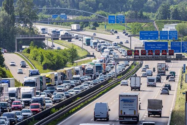 Start in die Pfingstferien. Starker Verkehr auf der Autobahn A8 am Autobahnkreuz Stuttgart. 26.05.2023: Stuttgart, Baden-Württemberg, Deutschland, Europa *** Start of the Whitsun vacations Heavy traffic on the A8 freeway at the Stuttgart interchange 26 05 2023 Stuttgart, Baden Württemberg, Germany, Europe