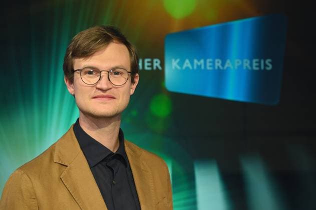 Cinematographer Nico Schrenk receives the award for his camera work in the short film Everybody leaves at the end at the 33 German Camera Awards, the most prestigious award for cinematographers and editors.