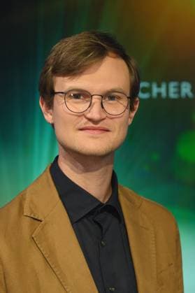 Cinematographer Nico Schrenk receives the award for his camera work in the short film Everybody leaves at the end at the 33 German Camera Awards, the most prestigious award for cinematographers and editors.
