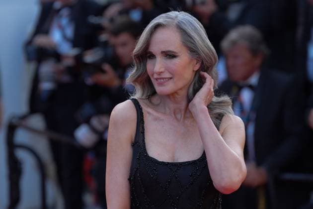 Andie MacDowell CELEBRITES : 76 eme festival de Cannes - Red Carpet du film Â« The Old Oak Â» - Cannes - 26 05 2023 NorbertScanella Panoramic 