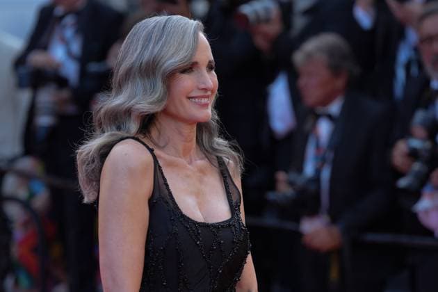 Andie MacDowell CELEBRITES : 76 eme festival de Cannes - Red Carpet du film Â« The Old Oak Â» - Cannes - 26 05 2023 NorbertScanella Panoramic 