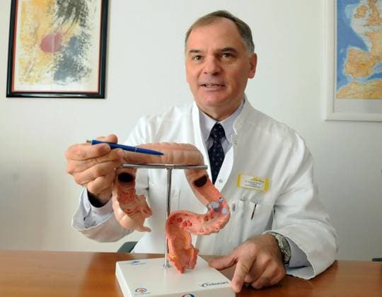 Darmerkrankung in Bottrop. *** NUR FÜR REDAKTIONELLE ZWECKE *** EDITORIAL USE ONLY ***Zur Crohn und Colitis Woche in Bottrop erl utert Dr. Friedrich Schorr zur Darmerkrankung am Marienhospital in Bottrop am Donnerstag, 19. September 2013. Foto: Heinrich Jung WAZ FotoPool Zur Crohn und Colitis Woche in Bottrop erläutert Dr. Friedrich Schorr zur Darmerkrankung am Marienhospital in Bottrop am Donnerstag, 19. September 2013. Deutschland NRW Bottrop Copyright: HeinrichxJung *** Bowel disease in Bottrop *** ONLY FOR EDITORIAL PURPOSE *** EDITORIAL USE ONLY To Crohn and colitis Week in Bottrop Erl utert Dr Friedrich Schorr to Bowel disease on Mary s Hospital in Bottrop on Thursday, 19 September 2013 Photo Heinrich Young WAZ FotoPool to Cro Copyright: HeinrichxJung docnrwhugopicture60303975 EDITORIAL USE ONLY
