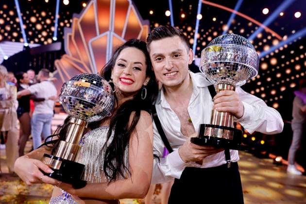 Bilder des Jahres 2023, Entertainment 05 Mai Entertainment Themen der Woche KW21 Entertainment Bilder des Tages Tänzerin Malika Dzumaev und Tänzer Zsolt Sandor Cseke mit Siegerpokalen bei der Profi-Challenge der 16. Staffel der RTl-Tanzshow Let s Dance in den MMC-Studios. Das Tanzpaar konnte den Wettbewerb in diesem Jahr gewinnen. Köln, 26.05.2023 NRW Deutschland *** Dancer Malika Dzumaev and dancer Zsolt Sandor Cseke with winning trophies at the Professional Challenge of the 16 season of RTl dance show Let s Dance at MMC Studios The dancing couple managed to win the competition this year Cologne, 26 05 2023 NRW Germany Copyright: xChristophxHardtx
