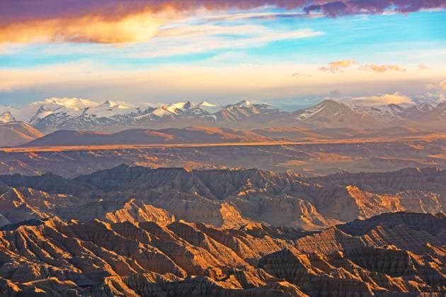 Bilder des Jahres 2023, News 05 Mai News Themen der Woche KW21 News Bilder des Tages China, Gebirgslandschaften (230527) -- LHASA, May 27, 2023 -- This photo taken on May 25, 2023 shows the landscape of earth forest in Zanda County, southwest China s Tibet Autonomous Region. Zanda is famous for the unique landscape of earth forest, which was formed by geological movement and soil erosion. These forests look yellowish, but the color varies in different parts. ) CHINA-TIBET-ZANDA-EARTH FOREST-SCENERY (CN) ShaoxZedong 