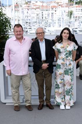 76th Cannes Film Festival 2023, Photocall film The Old Oak . Pictured: Dave Turner, Elba Mari, Ken Loach  Copyright: xAlbertoxTerenghi PoolxPhotoxEvenx xPoolxPhotoxEventsx01x IPA_IPA38263352