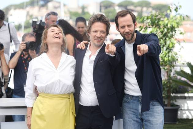 76e Festival International du Film de Cannes. Photocall du film L abbe Pierre - une vie de combats . 292696 2023-05-27 Cannes France Bercot, Emmanuelle; Stefani, Chloe; Laverhne, Benjamin; Tellier, FrÃ dÃ ric  Copyright: xIvankaxVoisinx xStarfacex STAR_292696_010