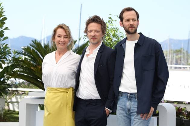 Festival International du Film de Cannes. Photocall du film L abbe Pierre - une vie de combats . 76th Cannes Film Festival. Photocall with cast of the film L abbe Pierre - une vie de combats . Emmanuelle Bercot, Frederic Tellier and Benjamin Lavernhe. 292697 2023-05-27 Cannes France  Copyright: xIsabellexVautierx xStarfacex STAR_292697_006