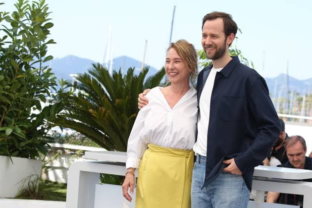 Festival International du Film de Cannes. Photocall du film L abbe Pierre - une vie de combats . 76th Cannes Film Festival. Photocall with cast of the film L abbe Pierre - une vie de combats . Emmanuelle Bercot and Benjamin Lavernhe. 292697 2023-05-27 Cannes France  Copyright: xIsabellexVautierx xStarfacex STAR_292697_012