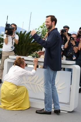 Entertainment Bilder des Tages Festival International du Film de Cannes. Photocall du film L abbe Pierre - une vie de combats . 76th Cannes Film Festival. Photocall with cast of the film L abbe Pierre - une vie de combats . Emmanuelle Bercot and Benjamin Lavernhe. 292697 2023-05-27 Cannes France  Copyright: xIsabellexVautierx xStarfacex STAR_292697_016