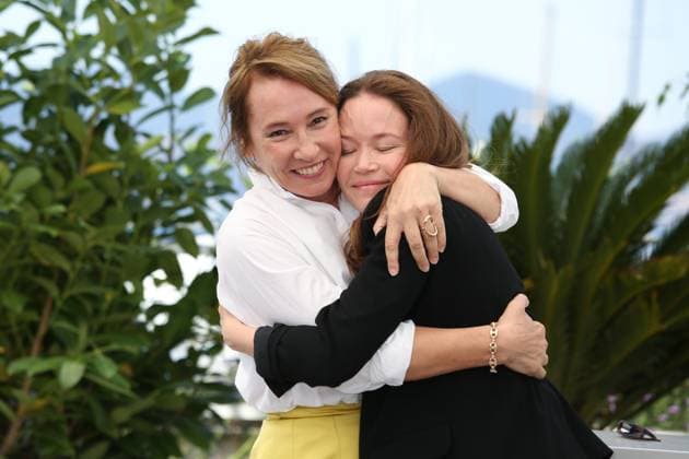 Festival International du Film de Cannes. Photocall du film L abbe Pierre - une vie de combats . 76th Cannes Film Festival. Photocall with cast of the film L abbe Pierre - une vie de combats . Emmanuelle Bercot and Chloe Stefani. 292697 2023-05-27 Cannes France  Copyright: xIsabellexVautierx xStarfacex STAR_292697_028
