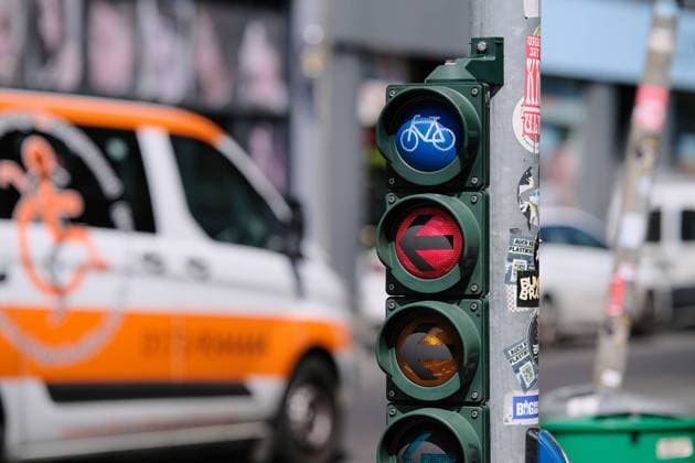 Düsseldorf 27.05.2023 Ampel Fahrrad-Ampel Fahrradampel Radfahrampel Fahrradweg Fahrradspur rot Rotlicht Abbiegepfeil Strassenverkehr Unfallgefahr Friedrichstrasse Düsseldorf Nordrhein-Westfalen Deutschland *** Düsseldorf 27 05 2023 traffic light bicycle traffic light bicycle traffic light bicycle lane red red light turn arrow road traffic accident danger Friedrichstrasse Düsseldorf Nordrhein Westfalen Germany