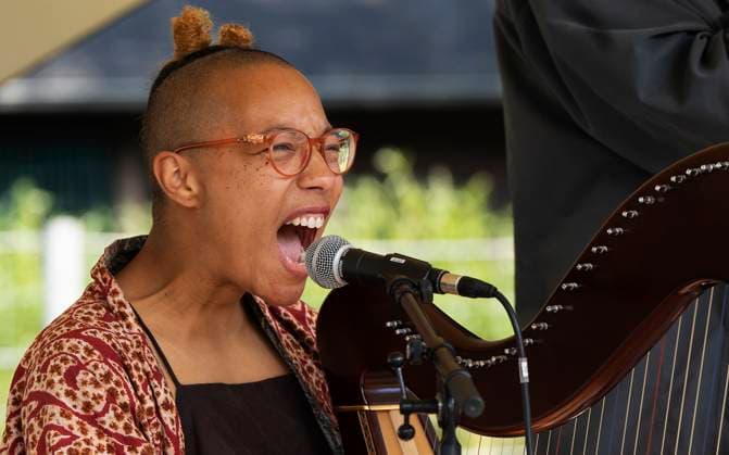52. Moerser Musikfestival Tabea Lara Ngozi Briggs (voc, hrp, elec) Moers, Deutschland - Das Moers Festival feiert in diesem Jahr sein 52-jähriges Bestehen. Vom 26. bis 29. Mai wird die Stadt im Ruhrgebiet wieder zum Mekka für Jazz- und Improvisationsmusikliebhaber aus aller Welt. Das Festival hat seit seiner Gründung im Jahr 1972 eine lange Tradition und ist zu einem der wichtigsten Festivals für experimentelle Musik geworden. Auch in diesem Jahr wird das Programm wieder sehr vielseitig sein und Künstler aus verschiedenen Genres umfassen, darunter Jazz, Improvisationsmusik, Hip-Hop, Elektronik und Pop. Tag 1 Freitag SAPAT (DE, SE, UK) Elvin Brandhi (voc, elec) Tabea Lara Ngozi Briggs (voc, hrp, elec) Joel Grip (b) Moers Deuts