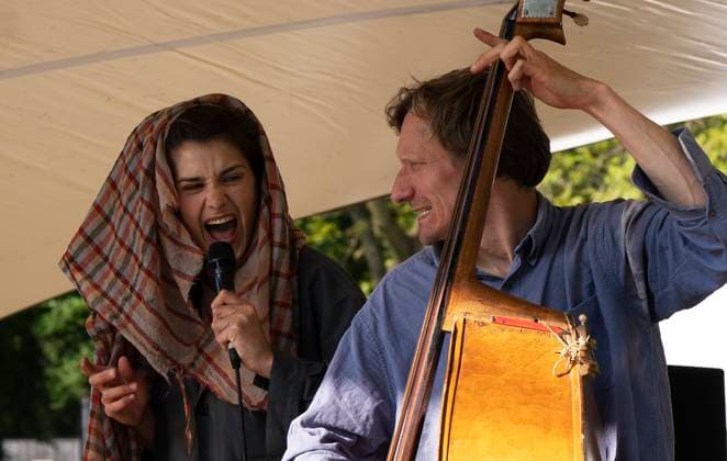 52. Moerser Musikfestival Elvin Brandhi (voc, elec) Joel Grip (b) Moers, Deutschland - Das Moers Festival feiert in diesem Jahr sein 52-jähriges Bestehen. Vom 26. bis 29. Mai wird die Stadt im Ruhrgebiet wieder zum Mekka für Jazz- und Improvisationsmusikliebhaber aus aller Welt. Das Festival hat seit seiner Gründung im Jahr 1972 eine lange Tradition und ist zu einem der wichtigsten Festivals für experimentelle Musik geworden. Auch in diesem Jahr wird das Programm wieder sehr vielseitig sein und Künstler aus verschiedenen Genres umfassen, darunter Jazz, Improvisationsmusik, Hip-Hop, Elektronik und Pop. Tag 1 Freitag SAPAT (DE, SE, UK) Elvin Brandhi (voc, elec) Tabea Lara Ngozi Briggs (voc, hrp, elec) Joel Grip (b) Moers Deutsc