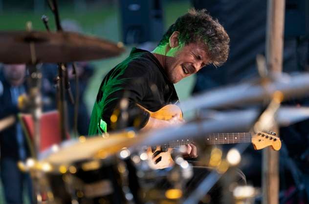 52. Moerser Musikfestival Brandon Seabrook (g) Moers, Deutschland - Das Moers Festival feiert in diesem Jahr sein 52-jähriges Bestehen. Vom 26. bis 29. Mai wird die Stadt im Ruhrgebiet wieder zum Mekka für Jazz- und Improvisationsmusikliebhaber aus aller Welt. Das Festival hat seit seiner Gründung im Jahr 1972 eine lange Tradition und ist zu einem der wichtigsten Festivals für experimentelle Musik geworden. Auch in diesem Jahr wird das Programm wieder sehr vielseitig sein und Künstler aus verschiedenen Genres umfassen, darunter Jazz, Improvisationsmusik, Hip-Hop, Elektronik und Pop. Tag 1 Freitag SEABROOK TRIO (US) Brandon Seabrook (g) Gerald Cleaver (dr) Cooper-Moore (Diddley Bow) Moers Deutschland Nordrhein-Westfalen NR
