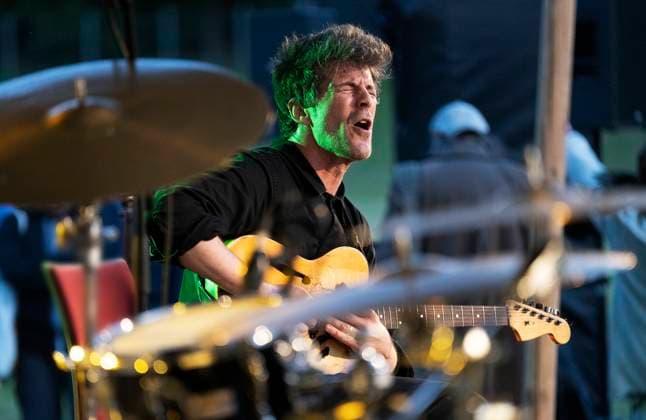 52. Moerser Musikfestival Brandon Seabrook (g) Moers, Deutschland - Das Moers Festival feiert in diesem Jahr sein 52-jähriges Bestehen. Vom 26. bis 29. Mai wird die Stadt im Ruhrgebiet wieder zum Mekka für Jazz- und Improvisationsmusikliebhaber aus aller Welt. Das Festival hat seit seiner Gründung im Jahr 1972 eine lange Tradition und ist zu einem der wichtigsten Festivals für experimentelle Musik geworden. Auch in diesem Jahr wird das Programm wieder sehr vielseitig sein und Künstler aus verschiedenen Genres umfassen, darunter Jazz, Improvisationsmusik, Hip-Hop, Elektronik und Pop. Tag 1 Freitag SEABROOK TRIO (US) Brandon Seabrook (g) Gerald Cleaver (dr) Cooper-Moore (Diddley Bow) Moers Deutschland Nordrhein-Westfalen NRW