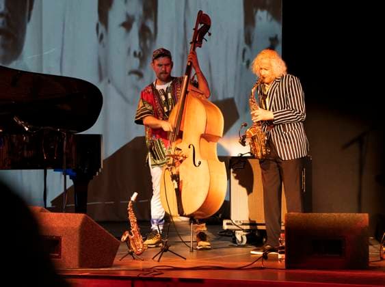 52. Moerser Musikfestival Moers, Deutschland - Das Moers Festival feiert in diesem Jahr sein 52-jähriges Bestehen. Vom 26. bis 29. Mai wird die Stadt im Ruhrgebiet wieder zum Mekka für Jazz- und Improvisationsmusikliebhaber aus aller Welt. Das Festival hat seit seiner Gründung im Jahr 1972 eine lange Tradition und ist zu einem der wichtigsten Festivals für experimentelle Musik geworden. Auch in diesem Jahr wird das Programm wieder sehr vielseitig sein und Künstler aus verschiedenen Genres umfassen, darunter Jazz, Improvisationsmusik, Hip-Hop, Elektronik und Pop. Tag 1 Freitag SCATTER THE ATOMS THAT REMAIN with special guest Gary Bartz (US) Franklin Kiermyer (dr, leader) Davis Whitfield (p, musical director) Geraud Portal (b) with spec
