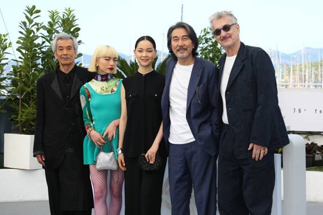 76e Festival International du Film de Cannes. Photocall. 76th Cannes Film Festival. Photocall with cast of the film Perfect days . Mina Tanaka, Aoi Yamada, Arisa Nakano, Koji Yakusho and Wim Wenders. 292714 2023-05-26 Cannes France  Copyright: xIsabellexVautierx xStarfacex STAR_292714_168