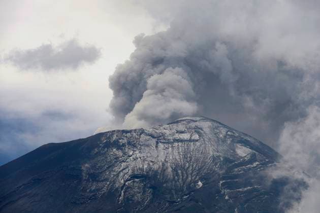 News Bilder des Tages Ash Emissions With Steam And Lava Bombs Reported At Popocatepetl Volcano View of Popocatepetl Volcano during ash emissions with steam and lava bombs at Paso de Cortes in Amecameca, State of Mexico. It is currently at Yellow Traffic Light Phase 3. Amecameca, State Of Mexico Amecameca, State Of Mexico Mexico  Copyright: xGerardoxVieyrax originalFilename: vieyra-notitle230527_np2Qj.jpg