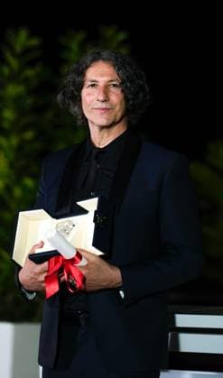 The Palme D Or Winners Photo Call at the 76th Edition of the Cannes Film Festival Director Jonathan Glazer poses with The Grand Prix Award for The Zone of Interest , during the Palme D Or winners photocall at the 76th edition of the Cannes Film Festival, on May 27 2023, in Cannes, France Cannes Palace of Festivals and Congresses of Cannes Cannes France Copyright: xAlexandraxFechetex _ADR2660