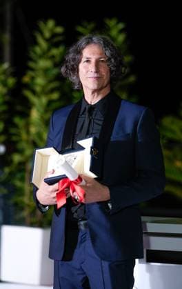 The Palme D Or Winners Photo Call at the 76th Edition of the Cannes Film Festival Director Jonathan Glazer poses with The Grand Prix Award for The Zone of Interest , during the Palme D Or winners photocall at the 76th edition of the Cannes Film Festival, on May 27 2023, in Cannes, France Cannes Palace of Festivals and Congresses of Cannes Cannes France Copyright: xAlexandraxFechetex _ADR2673