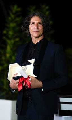 The Palme D Or Winners Photo Call at the 76th Edition of the Cannes Film Festival Director Jonathan Glazer poses with The Grand Prix Award for The Zone of Interest , during the Palme D Or winners photocall at the 76th edition of the Cannes Film Festival, on May 27 2023, in Cannes, France Cannes Palace of Festivals and Congresses of Cannes Cannes France Copyright: xAlexandraxFechetex _ADR2676