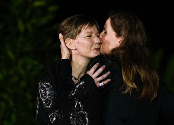 Entertainment Themen der Woche KW21 Entertainment Bilder des Tages Internationale Filmfestspiele von Cannes, Sandra Hüller The Palme D Or Winners Photo Call at the 76th Edition of the Cannes Film Festival Justine Triet, who just won The Palme D Or Award for Anatomy of a Fall ( Anatomie d une chute ), greets actress Sandra Huller. during the Palme D Or winners photocall at the 76th edition of the Cannes Film Festival, on May 27 2023, in Cannes, France Cannes Palace of Festivals and Congresses of Cannes Cannes France Copyright: xAlexandraxFechetex _ADR3847