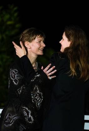 Internationale Filmfestspiele von Cannes, Sandra Hüller The Palme D Or Winners Photo Call at the 76th Edition of the Cannes Film Festival Justine Triet, who just won The Palme D Or Award for Anatomy of a Fall ( Anatomie d une chute ), greets actress Sandra Huller. during the Palme D Or winners photocall at the 76th edition of the Cannes Film Festival, on May 27 2023, in Cannes, France Cannes Palace of Festivals and Congresses of Cannes Cannes France Copyright: xAlexandraxFechetex _ADR3857