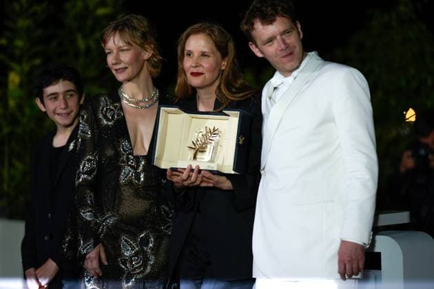 Internationale Filmfestspiele von Cannes, Sandra Hüller The Palme D Or Winners Photo Call at the 76th Edition of the Cannes Film Festival Director Justine Triet, Milo Machado Graner, Antoine Reinartz, and Sandra Huller pose with The Palme D Or Award for Anatomy of a Fall ( Anatomie d une chute ), during the Palme D Or winners photocall at the 76th edition of the Cannes Film Festival, on May 27 2023, in Cannes, France Cannes Palace of Festivals and Congresses of Cannes Cannes France Copyright: xAlexandraxFechetex _ADR4020