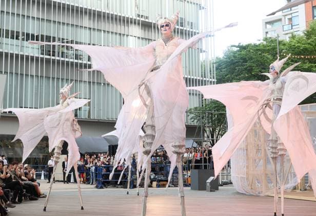 Entertainment Themen der Woche KW21 Entertainment Bilder des Tages May 27, 2023, Tokyo, Japan - Dutch performance group Close-Act Theatre members perform a program of the White Wings at the Roppongi Art Night 2023 at the Roppongi Hills in Tokyo on Saturday, May 27, 2023. An annual art event Roppongi Art Night is held on May 27 and 28. (photo by Yoshio Tsunoda AFLO)  , aflo_219752911.jpg,