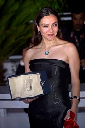 Merve Dizdar holds The Best Actress Award for About Dry Grasses during the Palme D Or winners photocall at the 76th annual Cannes film festival at Palais des Festivals on Saturday, May 27, 2023 in Cannes, France.  CAN20230527207 RoccoxSpaziani