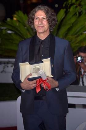 Jonathan Glazer poses with The Grand Prix Award for The Zone of Interest during the Palme D Or winners photocall at the 76th annual Cannes film festival at Palais des Festivals on Saturday, May 27, 2023 in Cannes, France.  CAN20230527224 RoccoxSpaziani