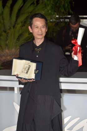 Tran Anh HÃ¹ng holds The Best Director Award for La Passion De Dodin Bouffant (The Pot-Au-Feu) during the Palme D Or winners photocall at the 76th annual Cannes film festival at Palais des Festivals on Saturday, May 27, 2023 in Cannes, France.  CAN20230527212 RoccoxSpaziani