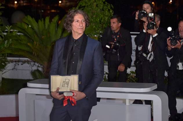Jonathan Glazer poses with The Grand Prix Award for The Zone of Interest during the Palme D Or winners photocall at the 76th annual Cannes film festival at Palais des Festivals on Saturday, May 27, 2023 in Cannes, France.  CAN20230527225 RoccoxSpaziani