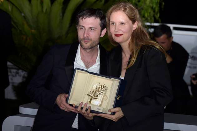 Arthur Harari and Justine Triet pose with The Best Director Award for La Passion De Dodin Bouffant (The Pot-Au-Feu) during the Palme D Or winners photocall at the 76th annual Cannes film festival at Palais des Festivals on Saturday, May 27, 2023 in Cannes, France.  CAN20230527232 RoccoxSpaziani
