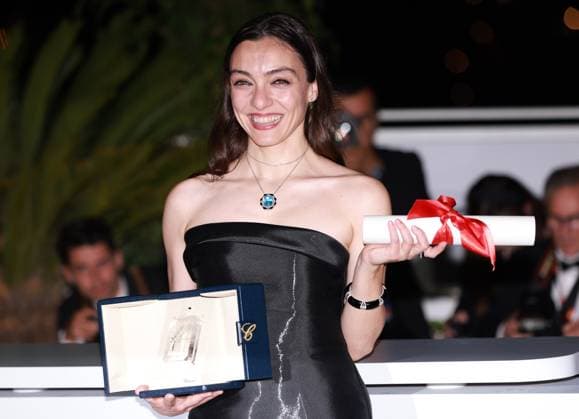 (230528) -- CANNES, May 28, 2023 -- Turkish actress Merve Dizdar poses during a photocall after she won the Best Actress award for her part in the film Kuru Otlar Ustune (About Dry Grasses) during the closing ceremony of the 76th edition of the Cannes Film Festival in Cannes, southern France, May 27, 2023. ) FRANCE-CANNES-FILM FESTIVAL-AWARDS GaoxJing 