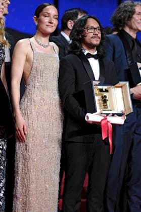 Anais Demoustier and Pham Thien An with the Golden Camera for Inside the Yellow Cocoon Shell at the award ceremony at the Festival de Cannes 2023 76 Cannes International Film Festival at the Palais des Festivals Cannes, 27 05 2023. Foto:xD.xBedrosianx xFuturexImage