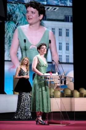 Stacy Martin, Flora Anna Buda with the Gioldene Palme for the best short film 27 at the award ceremony at the Festival de Cannes 2023 76 Cannes International Film Festival at the Palais des Festivals Cannes, 27 05 2023. Foto:xD.xBedrosianx xFuturexImage