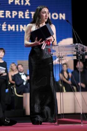 Merve Dizdar with the award for best actress in Kuru Otlar Üstüne at the award ceremony at the Festival de Cannes 2023 76 Cannes International Film Festival at the Palais des Festivals Cannes, 27 05 2023. Foto:xD.xBedrosianx xFuturexImage