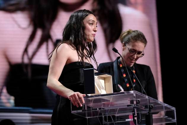 Merve Dizdar with the award for best actress in Kuru Otlar Üstüne at the award ceremony at the Festival de Cannes 2023 76 Cannes International Film Festival at the Palais des Festivals Cannes, 27 05 2023. Foto:xD.xBedrosianx xFuturexImage